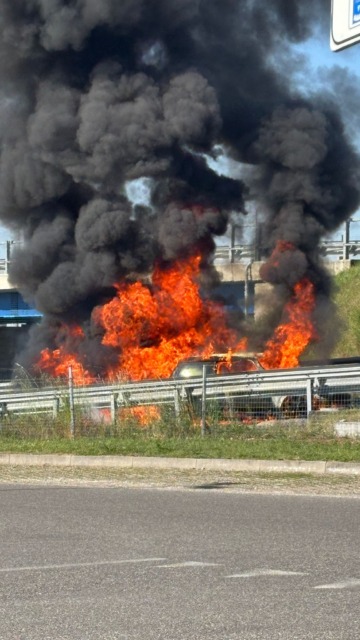 Rovato, auto in fiamme sullo svincolo A4: chiusa l’entrata in direzione Milano