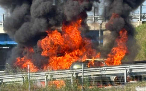 Rovato, auto in fiamme sullo svincolo A4: chiusa l’entrata in direzione Milano