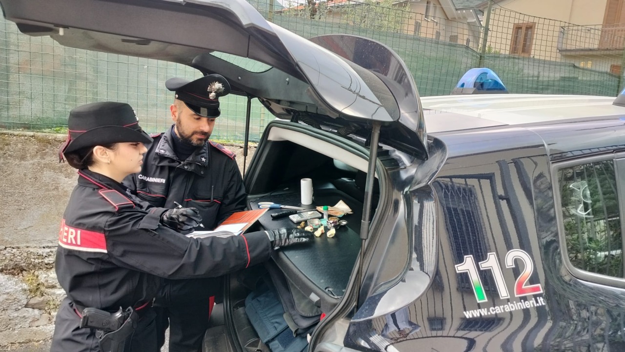 In auto con la droga, in casa aveva hashish e un chilo di marijuana: arrestato un 47enne a Marone