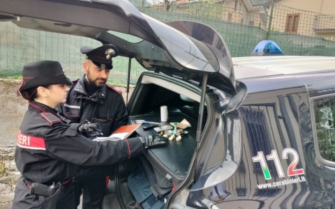 In auto con la droga, in casa aveva hashish e un chilo di marijuana: arrestato un 47enne a Marone