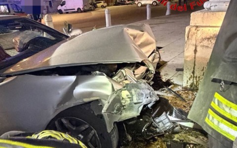 Pontoglio, perde il controllo dell’auto e si schianta contro la chiesa: ferito un 19enne