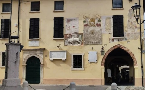 Il gazebo di Forza Nuova si sposta, in Piazza il ricordo per le vittime dei fascisti