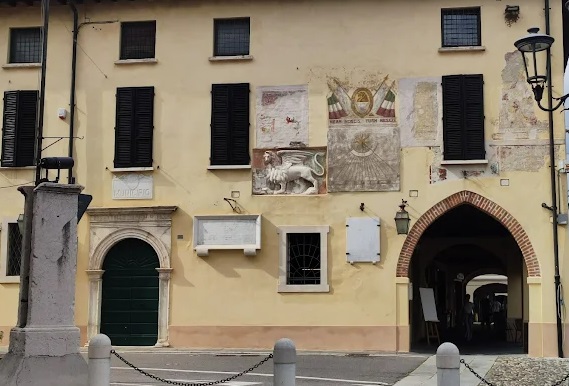 Il gazebo di Forza Nuova si sposta, in Piazza il ricordo per le vittime dei fascisti