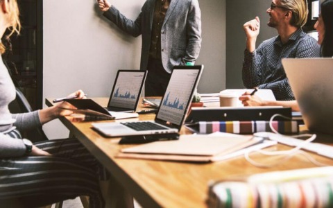 Passaggio generazionale e holding: tutti i vantaggi per l’imprenditore