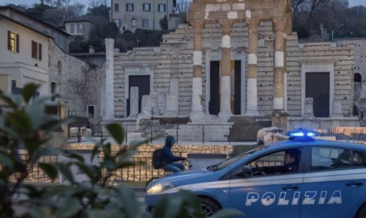 Agente libero dal servizio arresta ladro, infrangeva i finestrini delle auto in sosta