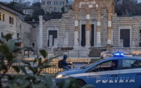 Agente libero dal servizio arresta ladro, infrangeva i finestrini delle auto in sosta