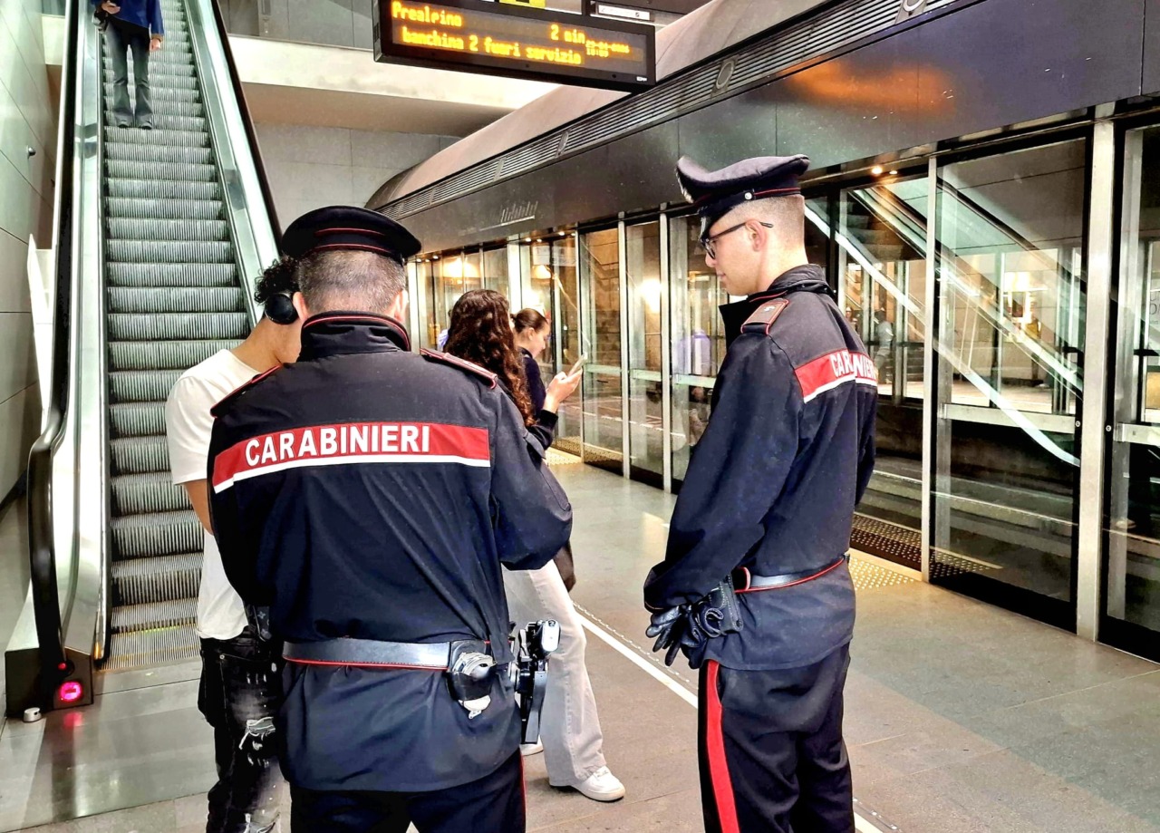 Aziona, senza motivo, il freno di emergenza della metropolitana: denunciato un 27enne