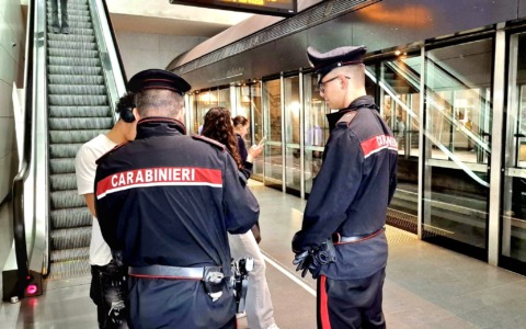 Aziona, senza motivo, il freno di emergenza della metropolitana: denunciato un 27enne