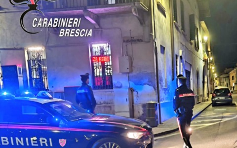 Brescia: rimuovono con forza un cestino dei rifiuti e lanciano una transenna sulla carreggiata