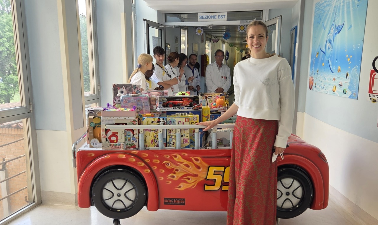 Carolina Kostner agli Spedali Civili di Brescia consegna giocattoli e regali ai piccoli pazienti