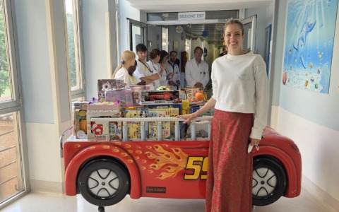 Carolina Kostner agli Spedali Civili di Brescia consegna giocattoli e regali ai piccoli pazienti