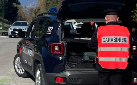 Colpisce con un pugno la finestra dell’abitazione della ex compagna e scappa: 58enne arrestato