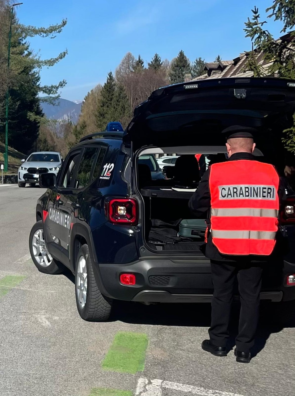 Colpisce con un pugno la finestra dell’abitazione della ex compagna e scappa: 58enne arrestato