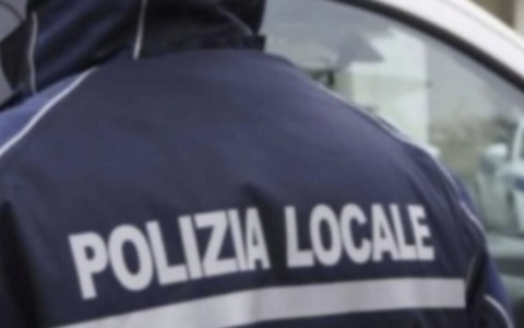 Coppia di anziani si ferma a prendere il giornale, in due rubano la loro auto: la Locale recupera il mezzo