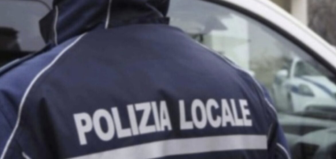 Coppia di anziani si ferma a prendere il giornale, in due rubano la loro auto: la Locale recupera il mezzo