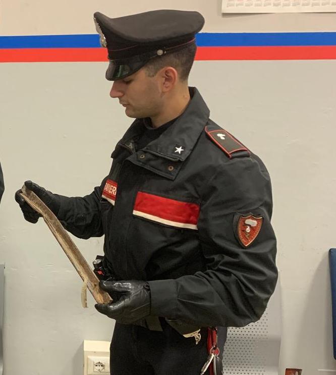 Danneggia gli specchietti retrovisori delle auto in sosta: denunciato un 28enne