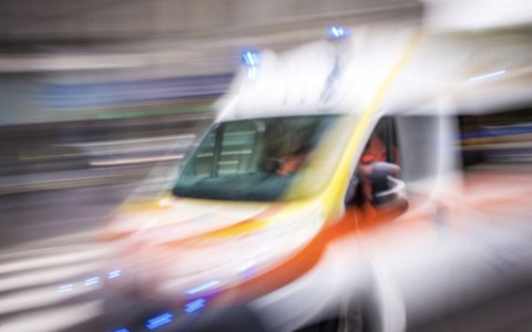 Esce dal distributore e si scontra contro un camion: nessun ferito