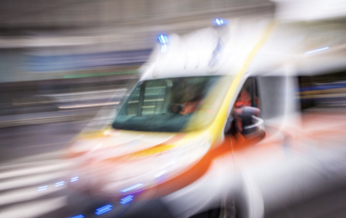 Esce dal distributore e si scontra contro un camion: nessun ferito