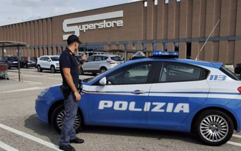 Fa razzia di prodotti cosmetici per poi cercare di allontanarsi pagando solo una parte della merce: 27enne arrestato