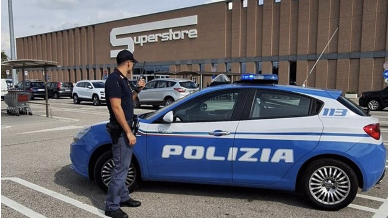 Fa razzia di prodotti cosmetici per poi cercare di allontanarsi pagando solo una parte della merce: 27enne arrestato