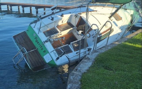 Guardia Costiera Lago di Garda: segnalata la presenza di un natante a vela spiaggiato