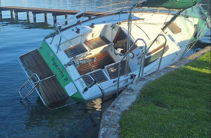 Guardia Costiera Lago di Garda: segnalata la presenza di un natante a vela spiaggiato