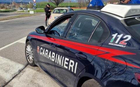 Gussago: in auto ubriaco minaccia gli utenti della strada e colpisce un carabiniere, arrestato