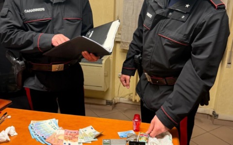 Sorpreso a spacciare, prova a scappare dai carabinieri: un arresto a Ghedi