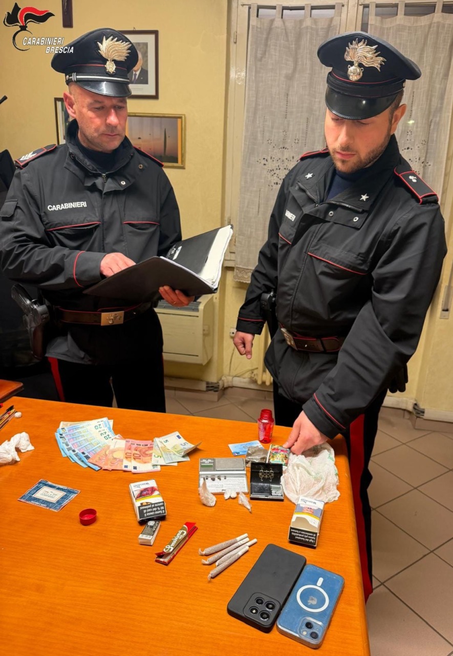 Sorpreso a spacciare, prova a scappare dai carabinieri: un arresto a Ghedi