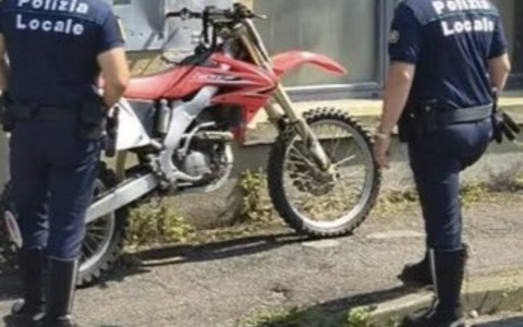 Salò: gli rubano la moto sul lungolago, ritrovata a Gavardo nascosta in un parco