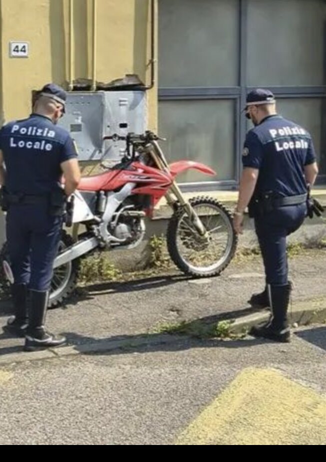 Salò: gli rubano la moto sul lungolago, ritrovata a Gavardo nascosta in un parco