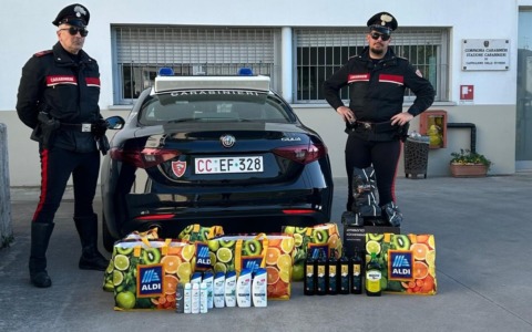 Trovato in auto con merce rubata da due diversi supermercati per 3mila euro: denunciato 28enne