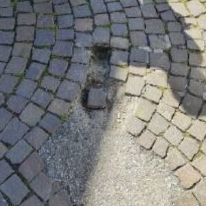 Montichiari: la caduta in piazza accende la polemica sulle manutenzioni