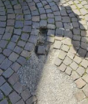 Montichiari: la caduta in piazza accende la polemica sulle manutenzioni