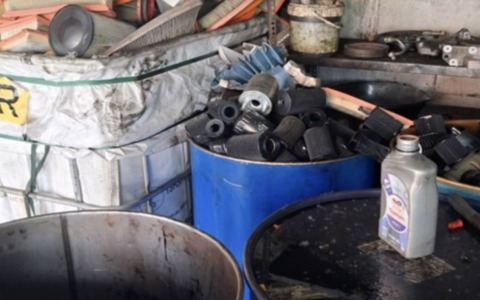 Olii e liquidi inquinanti versati nelle acque reflue: denunciato il titolare di un’officina meccanica