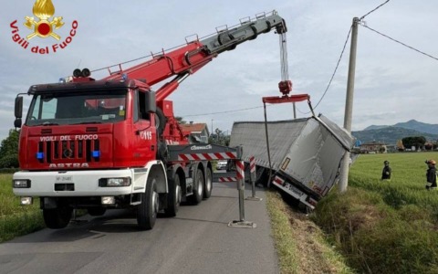 Palazzolo sull’Oglio: il rimorchio del tir scivola nel fosso a lato strada