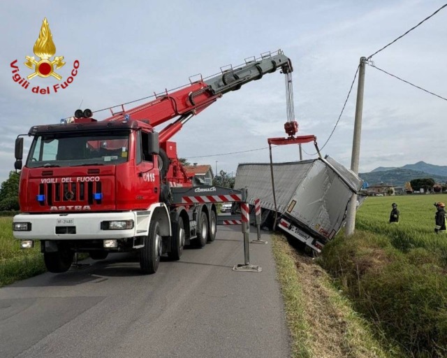 Palazzolo sull’Oglio: il rimorchio del tir scivola nel fosso a lato strada