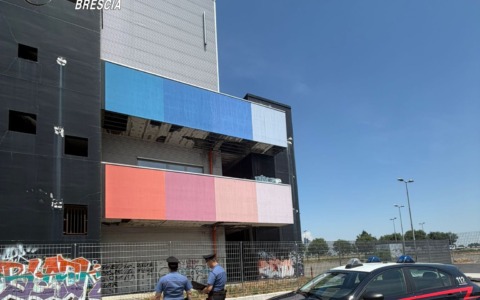 Orzinuovi: 23enne sdraiata sul parapetto dell’ultimo piano dell’ex Orcena Park, salvata dai carabinieri