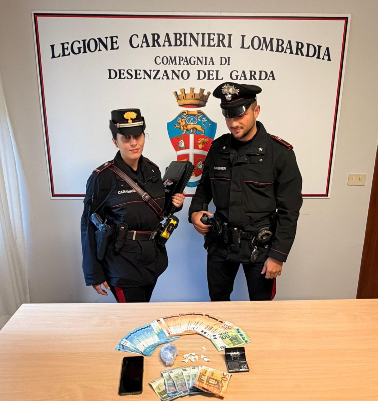 Pusher scoperto mentre vende droga a Lonato del Garda: arrestato