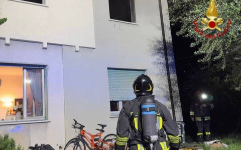 Salò: a fuoco un appartamento, l’intervento dei Vigili del Fuoco
