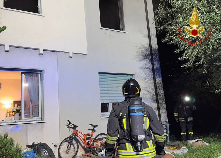 Salò: a fuoco un appartamento, l’intervento dei Vigili del Fuoco