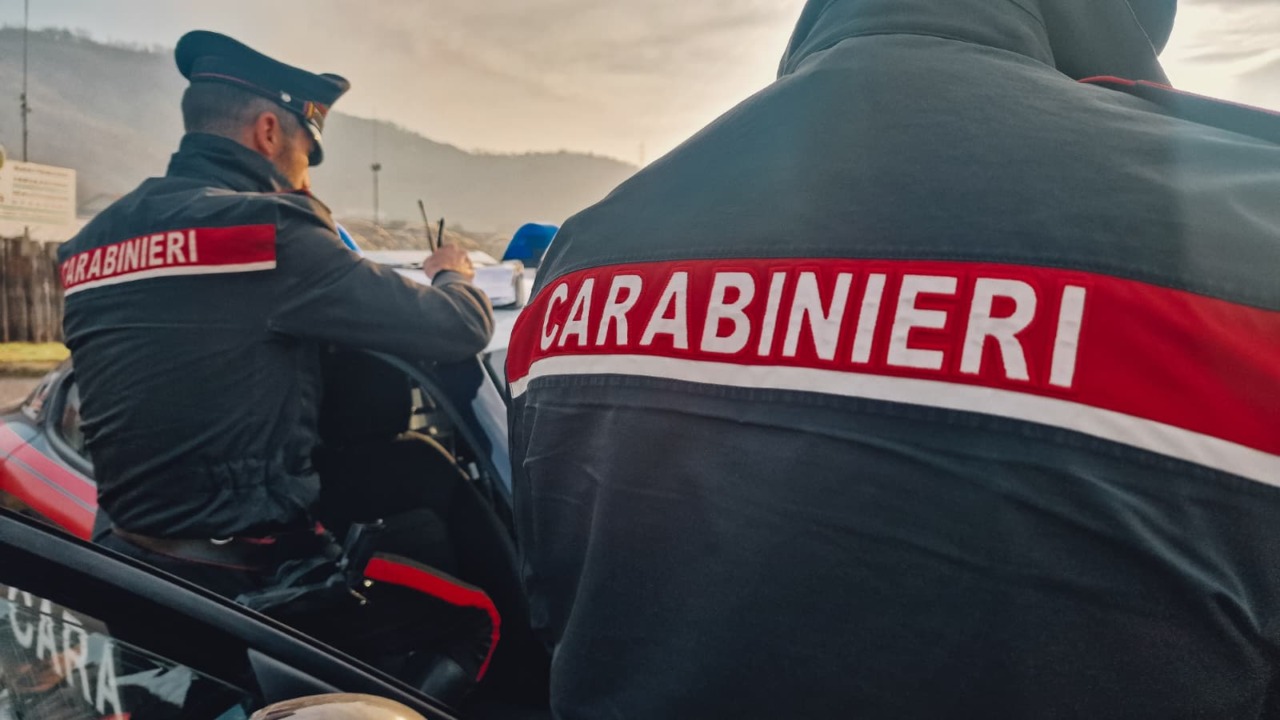 Sarezzo: dà fuoco alla lavatrice e minaccia i presenti con una mazza da carpentiere, arrestato