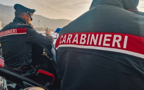 Sarezzo: dà fuoco alla lavatrice e minaccia i presenti con una mazza da carpentiere, arrestato