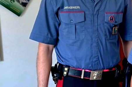 Prima minaccia un vicino con un coltello, poi si scaglia verso i Carabinieri con una mazza: fermato con lo spray al peperoncino