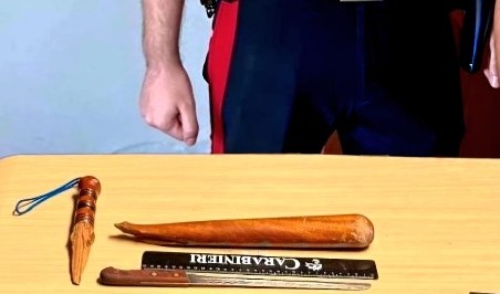 Prima minaccia un vicino con un coltello, poi si scaglia verso i Carabinieri con una mazza: fermato con lo spray al peperoncino