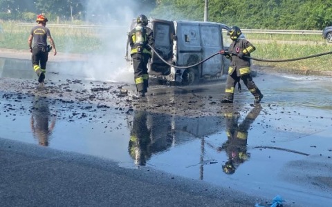 Furgone in fiamme al Roccacenter, sul posto i Vigili del fuoco
