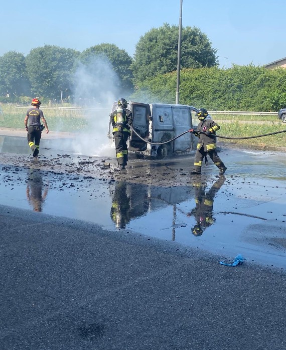 Furgone in fiamme al Roccacenter, sul posto i Vigili del fuoco