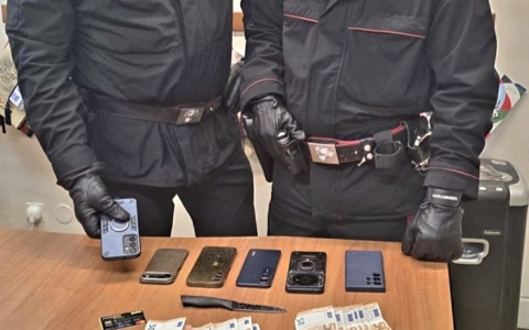 Si danno appuntamento sui social, minacciato con un coltello e obbligato a effettuare un bonifico da 500 euro