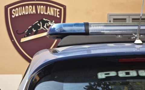 Si presenta sotto casa della ex compagna: urla e minacce al rifiuto della donna di farlo salire