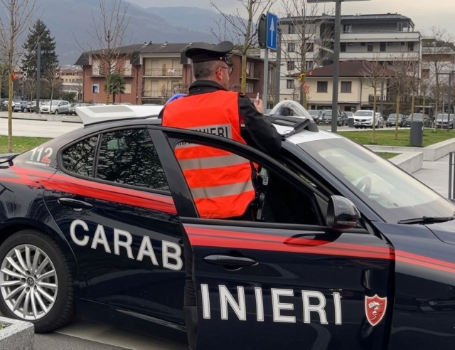 Si ribalta con l’auto rubata e fugge: il passeggero rimane incastrato nell’abitacolo